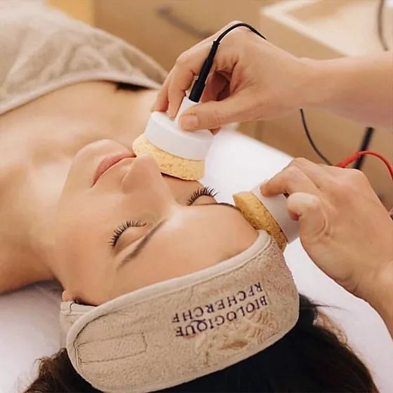 mujer tumbada realizandose Biologique Recherche Remodeling Face - Tratamiento Facial